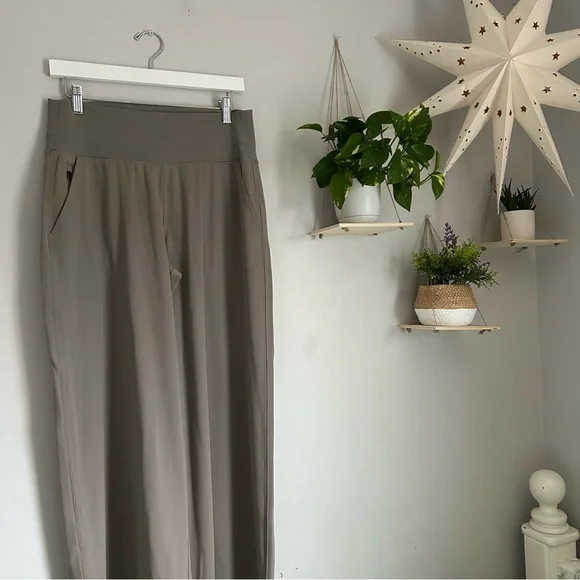 🩷ATHLETA VENICE WIDE LEG HIGH WAISTED HIGH RISE BEIGE NEUTRAL PANT SIZE MEDIUM - Picture 9 of 13